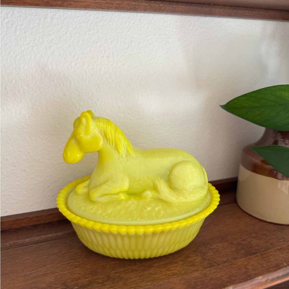 Rosso dandelion pony on nest